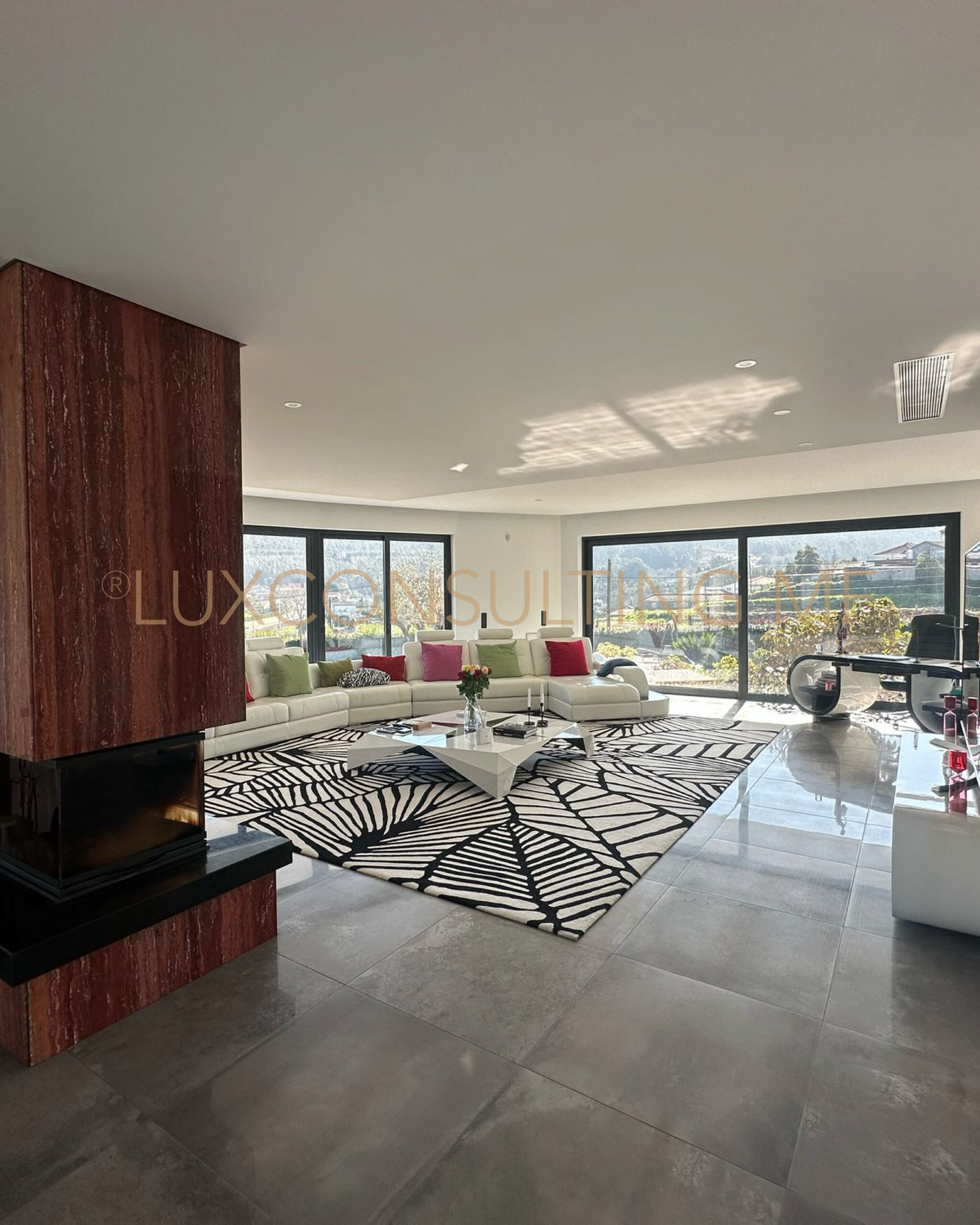 Exclusiva Residência de Luxo com Piscina e Amplo Jardim.